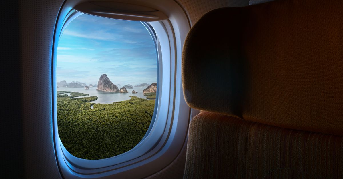 Deslumbrante vista da janela do avião da paisagem exuberante de Phang-nga e das falésias de calcário.