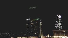 第比利斯现代城市夜景迷人，建筑物灯火通明，城市灯光璀璨
