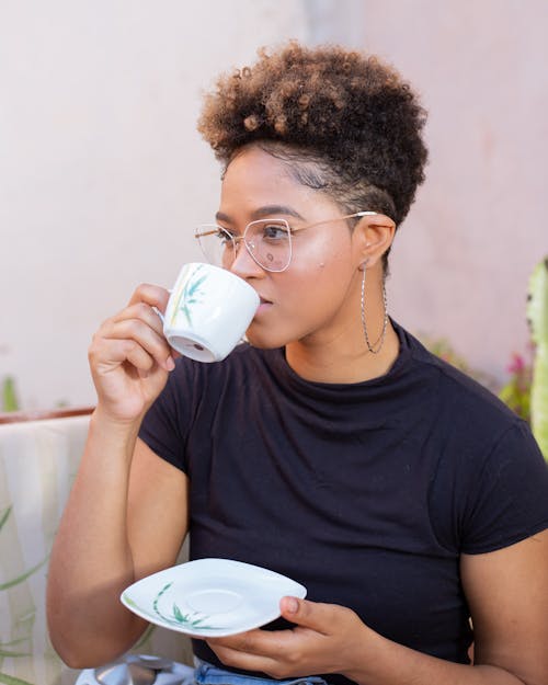 Δωρεάν στοκ φωτογραφιών με αφροαμερικάνα γυναίκα, γυαλιά οράσεως, ζεστό ρόφημα
