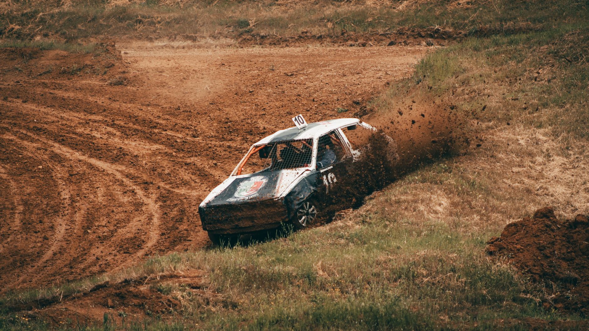 Accident cu mașină furată pe DJ 564: Șofer rănit