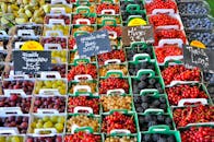 法国雷地区勒布瓦海滩的一个市场上，各种浆果展示得充满活力