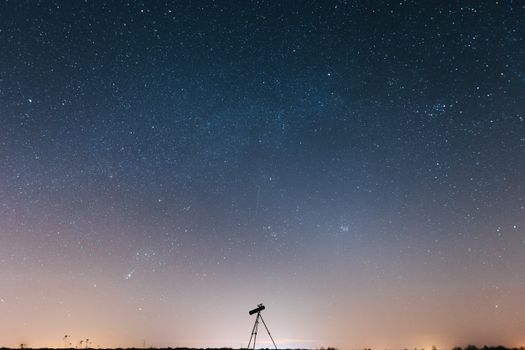 大型天文望远镜正在观测星空的图片