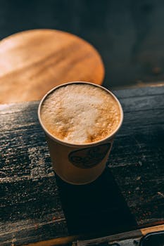 在乡村咖啡馆里，一杯舒适的卡布奇诺非常适合开启您的一天