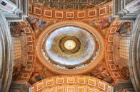 梵蒂冈城复杂的圆顶装饰着令人惊叹的宗教壁画，尽显建筑之美