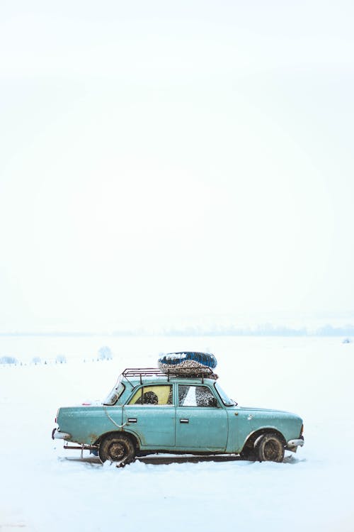 Bezpłatne Niebieski Sedan Na śniegu Zdjęcie z galerii