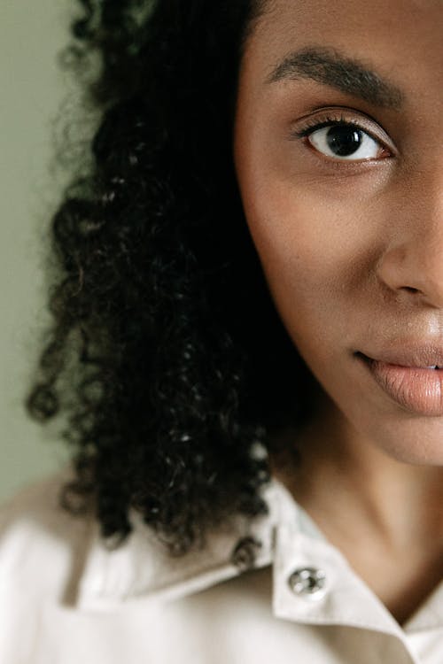 Kostnadsfri bild av afrikansk amerikan kvinna, halvt ansikte, lockigt hår