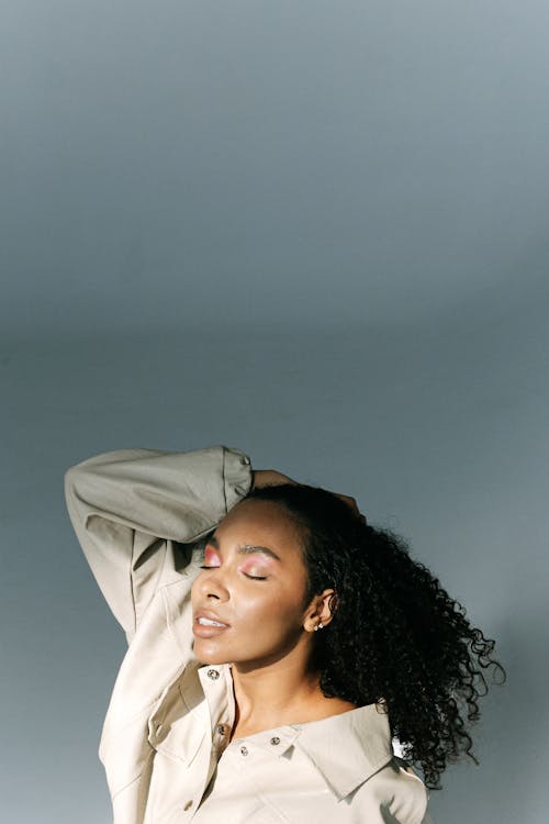Ingyenes stockfotó afro haj, afro-amerikai nő, becsukott szemek témában