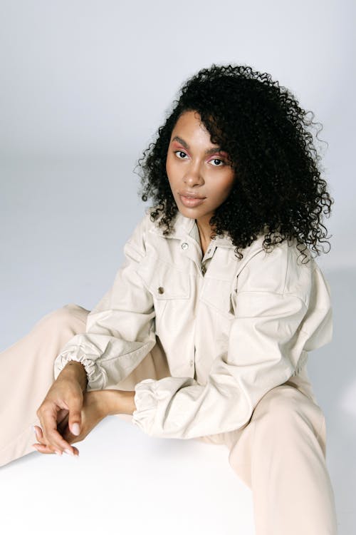 Ingyenes stockfotó afro haj, afro-amerikai nő, bézs színű nadrág témában