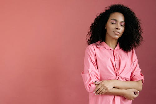 Imagine de stoc gratuită din afro, brunetă, camasa roz