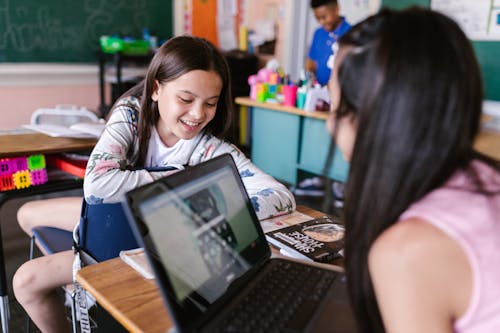 Foto profissional grátis de alunos, amigos, colega de classe