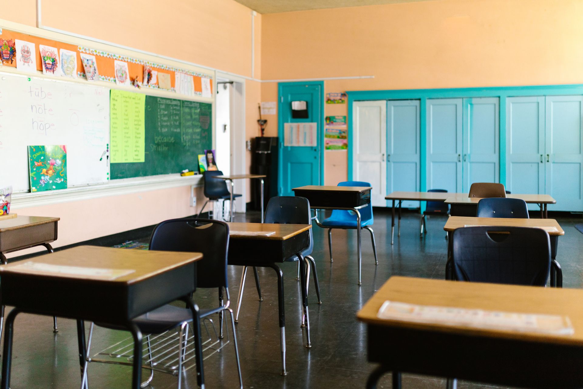 Pupitres vides et tableau noir dans une salle de classe d'école primaire mexicaine