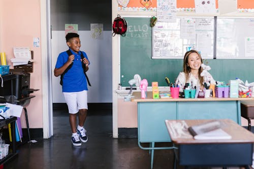 Foto d'estoc gratuïta de aula, educació, escriptori