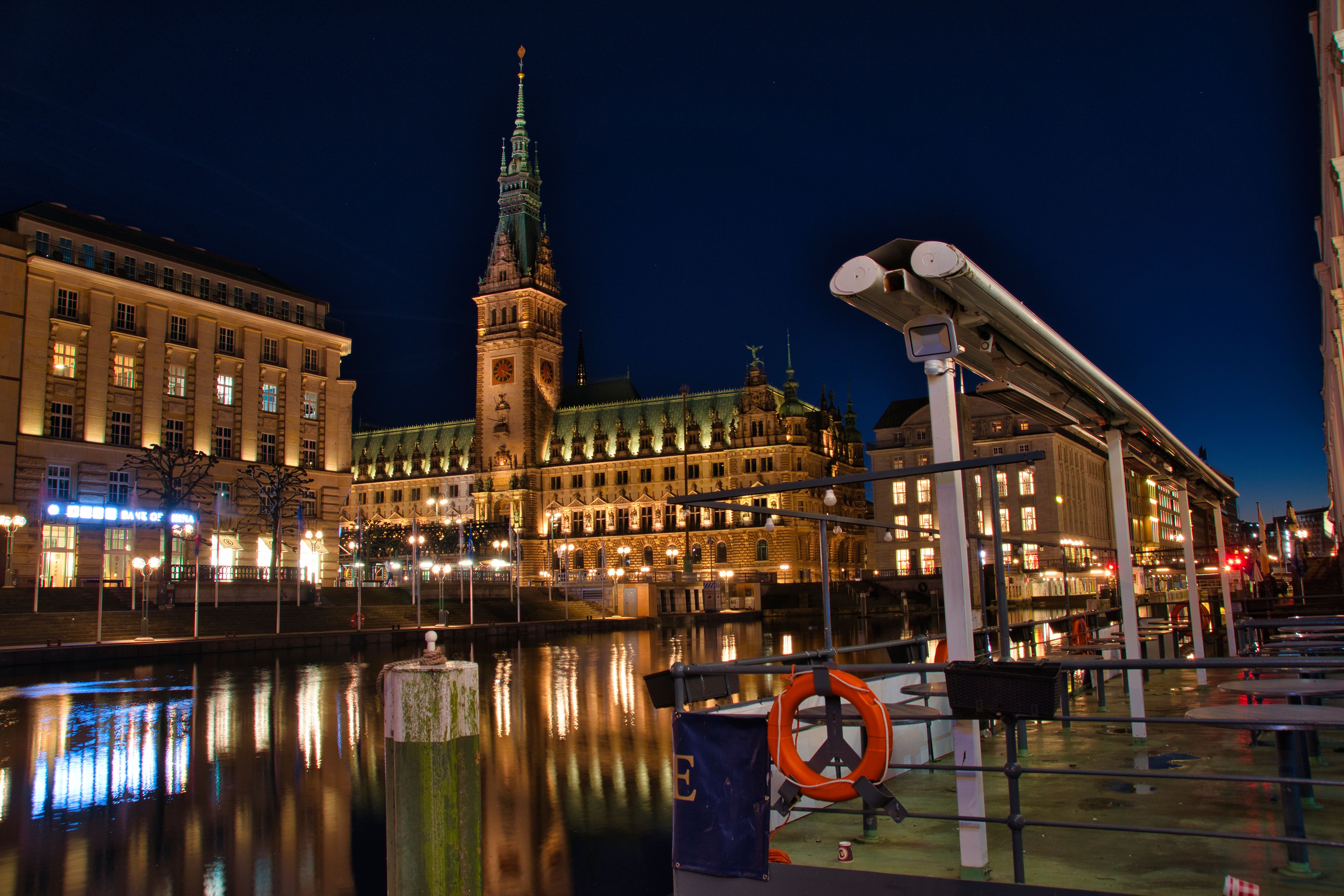 Hamburg am Abend als Symbolbild für Details zur Story