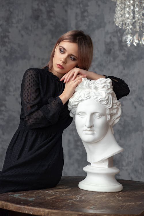 Darmowe zdjęcie z galerii z czarna sukienka, fotografia mody, kobieta