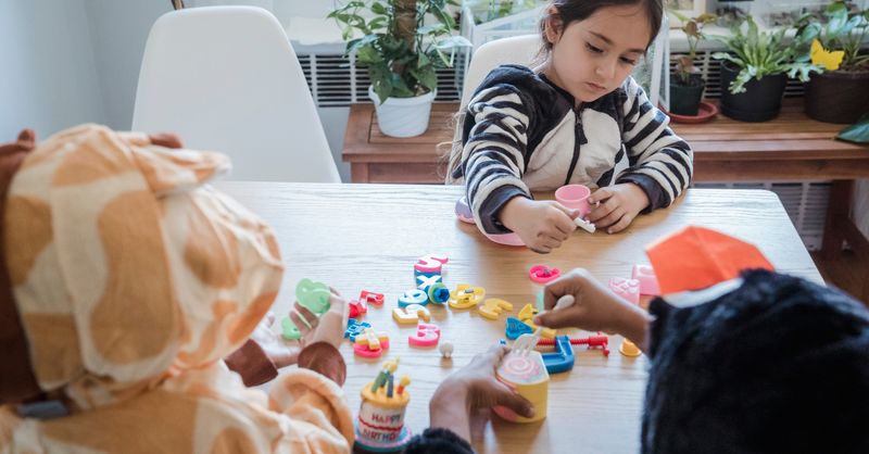 Jeux d’imagination pour enfants : stimuler leur créativité et développement