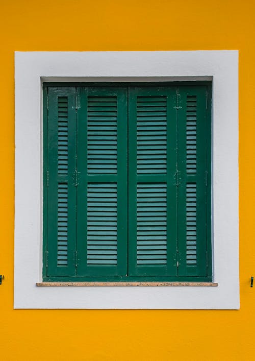 Gratis Immagine gratuita di esterno, finestra di legno, muro giallo Foto a disposizione