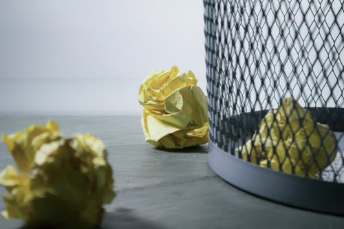 Fokusfoto Des Gelben Papiers Nahe Mülleimer