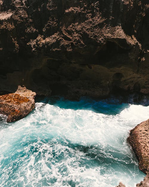 Foto d'estoc gratuïta de aigua blava, Escuma de mar, formació rocosa