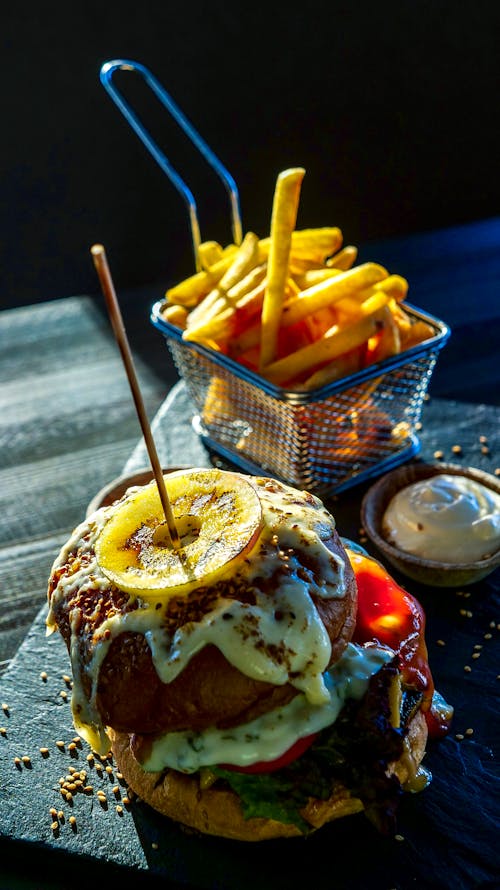 Fotobanka s bezplatnými fotkami na tému burger, delikátne, drevený podnos