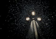 莫斯科夜晚的雨水浸湿了路灯，艺术捕捉了被灯光照亮的水滴