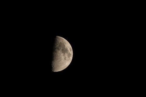 Free Half Moon in Dark Night Sky Stock Photo