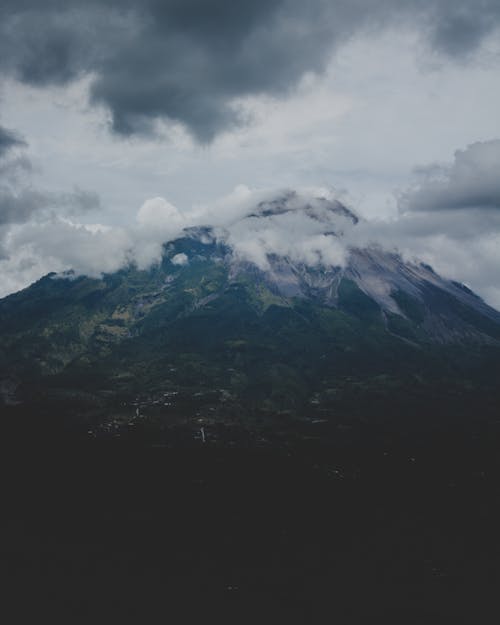 bulutlu, dağ, doğa içeren Ücretsiz stok fotoğraf