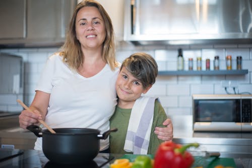 Immagine gratuita di abbracciando, cucinando, famiglia