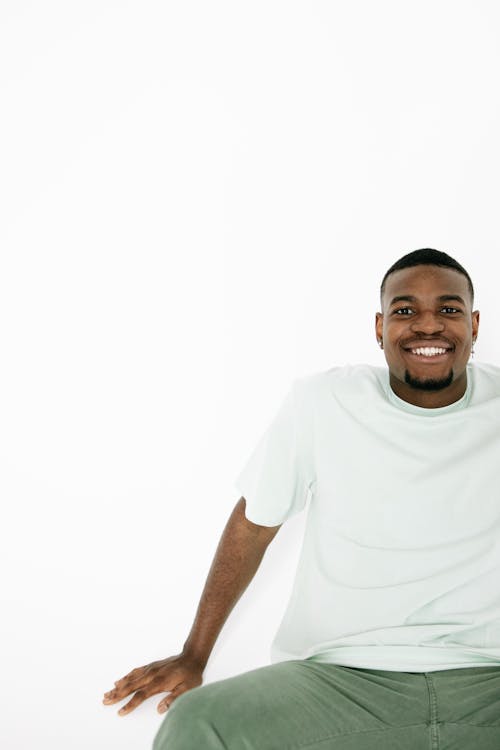 Kostenloses Stock Foto zu afroamerikaner, kopie raum, lächeln