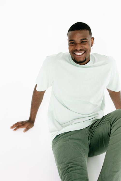Fotos de stock gratuitas de afroamericano, Camisa blanca, feliz