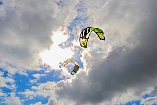 Безкоштовне стокове фото на тему «блакитне небо, Повітряний змій, хмари»