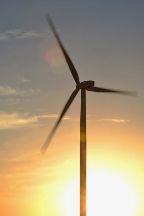 бесплатная коричневая 3 лопастная ветряная мельница на суризе Стоковое фото