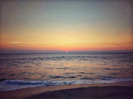 捕捉海洋上宁静日落的美丽，金色的天空与温柔的波浪