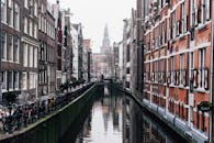 阿姆斯特丹运河上，朦胧的景色中映衬着自行车和历史建筑