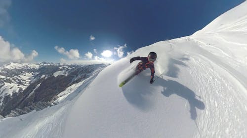 無料 雪の中で雪の空に乗る人 写真素材