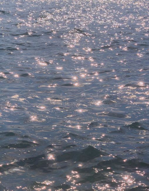 Capture of sunlight reflecting off the water surface in Tekirdağ, creating a glistening sea effect.