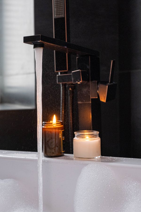 Baño de hotel con velas y ambiente relajante