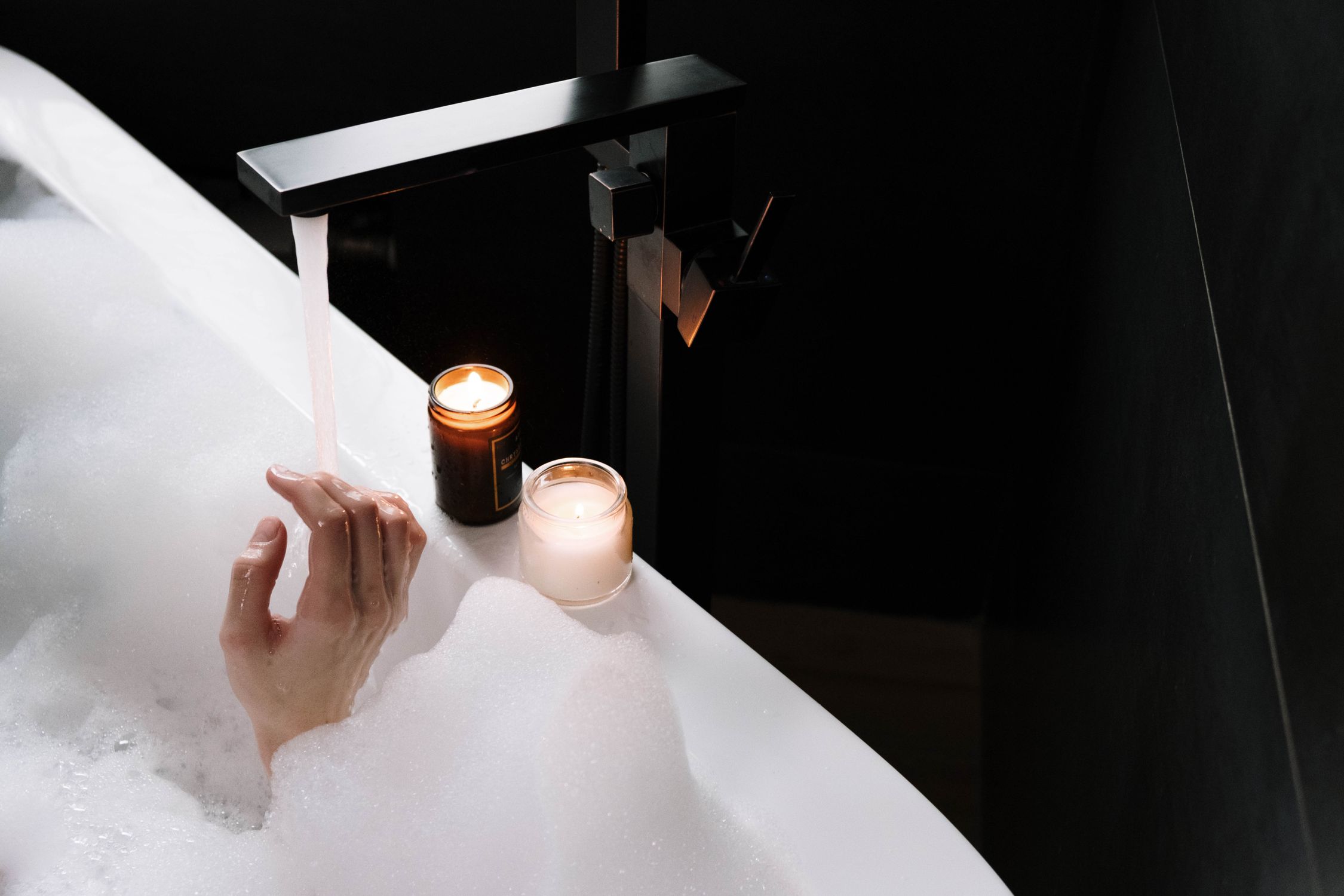Banho quente relaxante antes de dormir para auxiliar na queda da temperatura corporal central e facilitar o início do sono