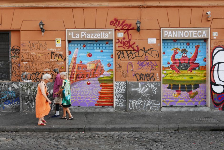 A charming cobblestone street in Rome's Trastevere neighborhood, perfect for walking exploration.