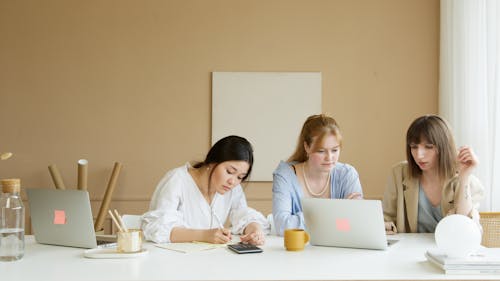 Photos gratuites de bureau, collègues, échanger des idées