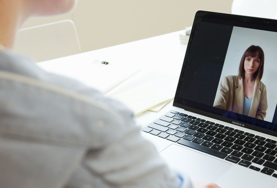 Online dating: starting a conversation on a niche platform