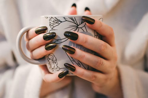 Vrouw Met Zwarte Manicure Met Witte En Grijze Bloemen Keramische Beker