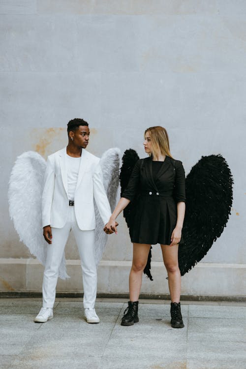 Základová fotografie zdarma na téma afroamerický, andělský, bílý anděl