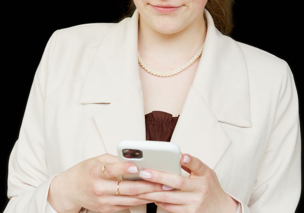 Online dating: starting a conversation on a niche platform
