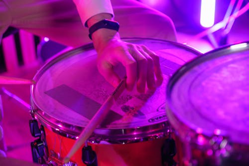 Foto stok gratis alat musik, cahaya merah muda, drum
