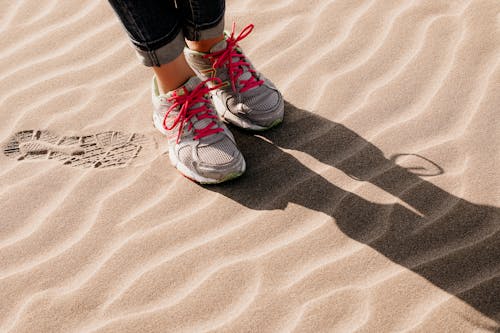 Δωρεάν στοκ φωτογραφιών με αθλητικά παπούτσια, άμμος, γκρο πλαν