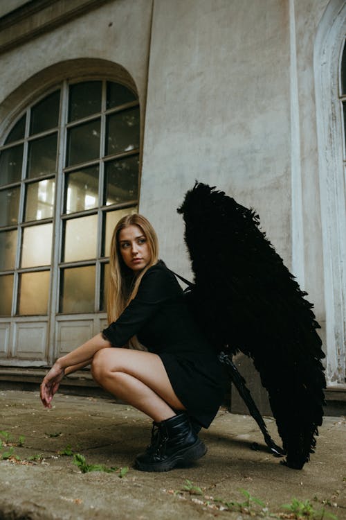 Foto d'estoc gratuïta de ales, àngel fosc, assegut