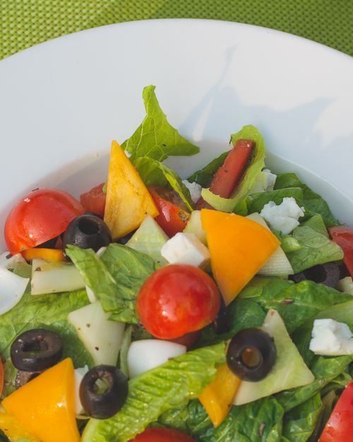 Free A vibrant Greek salad with feta, olives, cherry tomatoes, and lettuce, perfect for healthy eating. Stock Photo