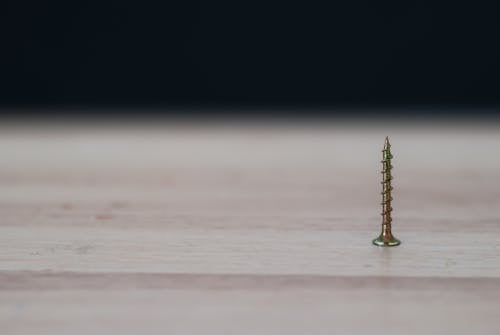 Close Upfotografie Van Een Messingkleurige Schroef Bovenop De Tafel