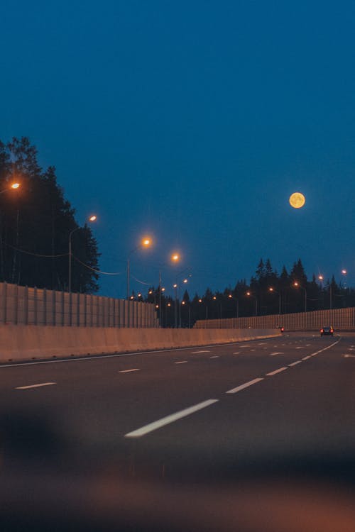 Foto profissional grátis de céu noturno, estrada, lua cheia