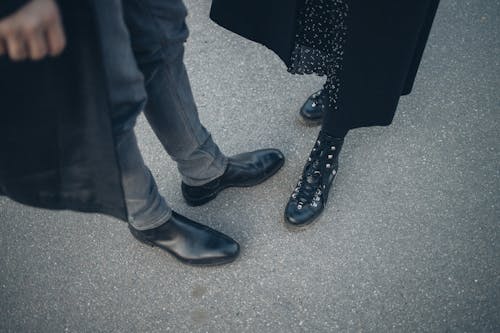 Základová fotografie zdarma na téma asfalt, černé boty, černé kožené boty